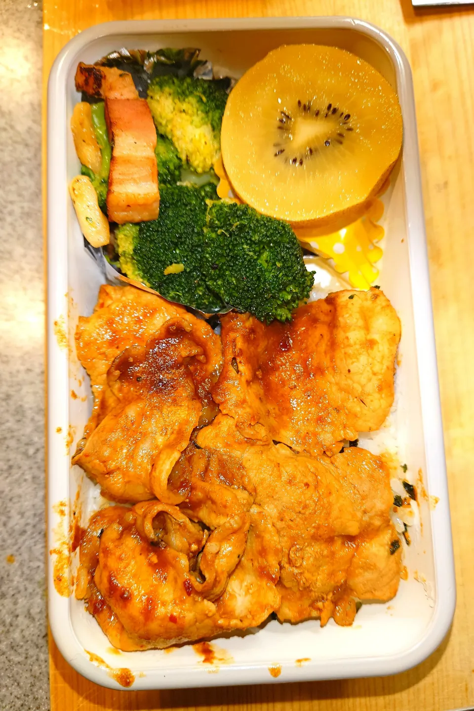 焼肉、ブロッコリーベーコン炒め、ゴールデンキウイ弁当|まりっぺ2025さん