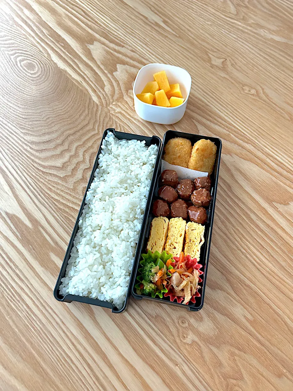 ツナマヨフライ＆ミートボール弁当🍱|nonoさん