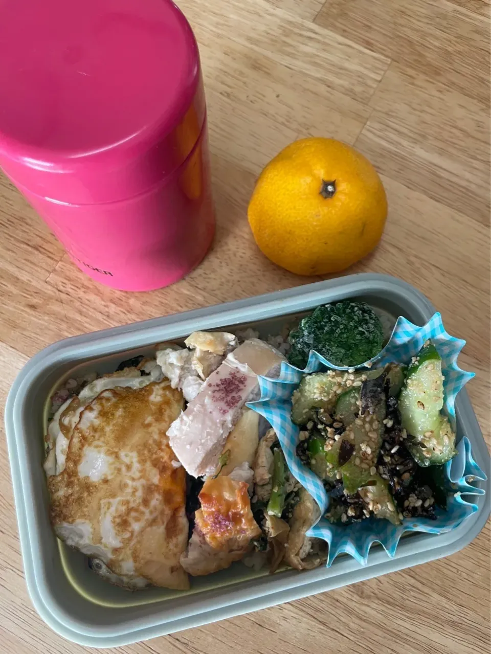 コンビーフライス、海苔、目玉焼き、ロースト鶏胸肉ワイン塩かけ、きゅうり塩昆布和え、大根の葉炒め、なめこと厚揚げ、わかめの味噌汁、みかん|pandavさん