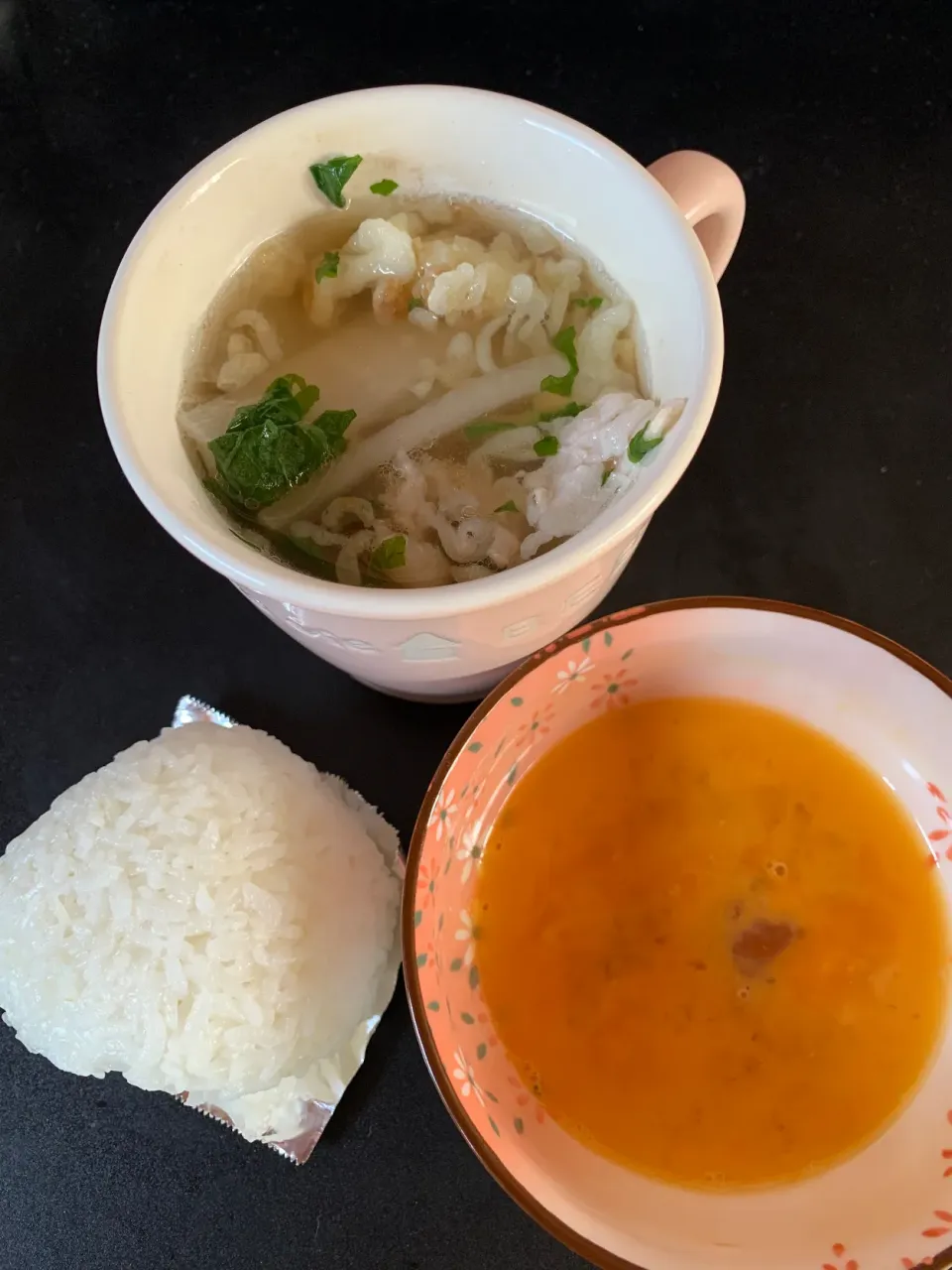 卵かけご飯とマグカップうどん|そらまめさん