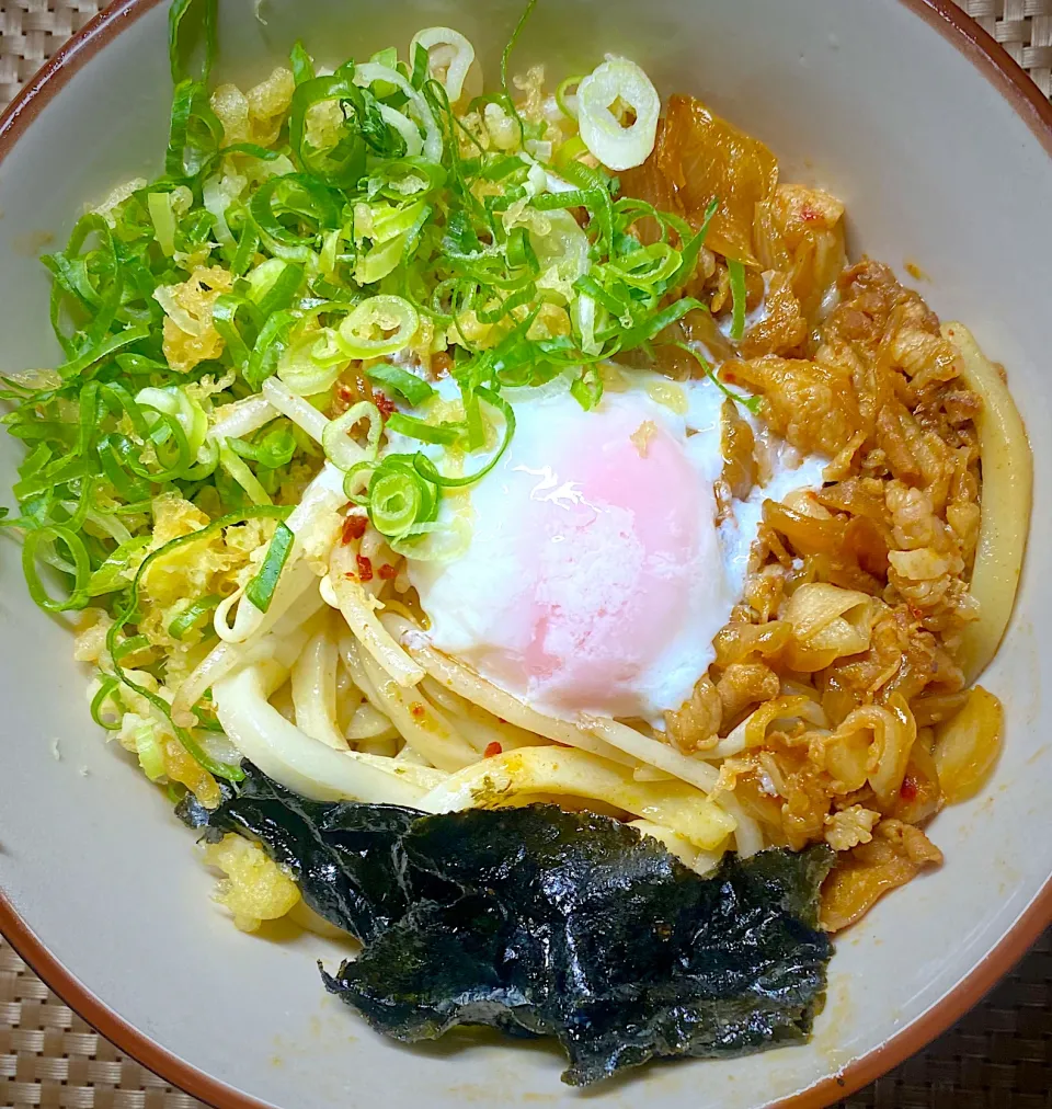 肉盛りニラ玉ぶっかけうどん|すくらんぶるえっぐさん
