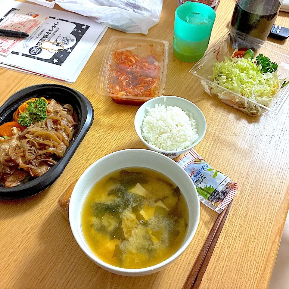 豚肉スタミナ焼き、豆腐とわかめのお味噌汁、キムチ、グリーンサラダ、おいなりさん。|くろーぶやんさん