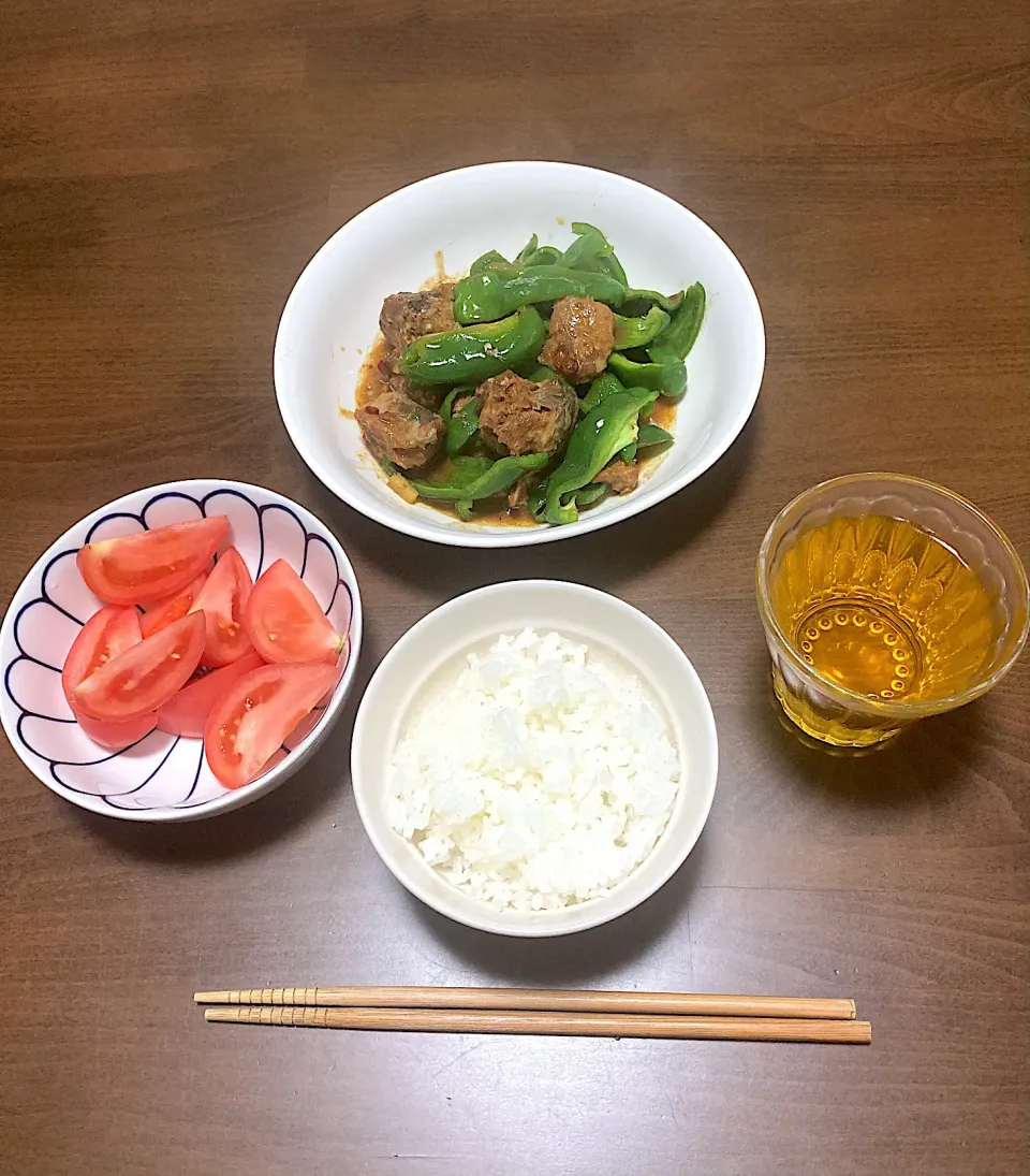今日の晩ご飯②  さばみそ煮缶とピーマンの生姜炒め　いただきまーす😋|なびさん