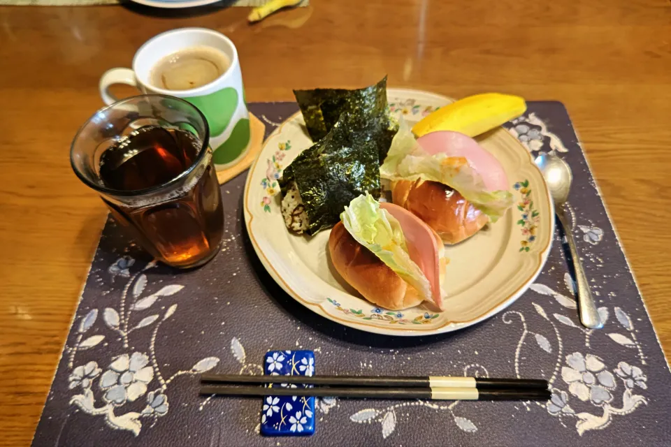 ロールパントーストサンドイッチ、にんべんさんの梅しそふりかけ&塩昆布の混ぜご飯おにぎり、ホットコーヒー、六条麦茶、バナナ(朝ご飯)|enarinさん