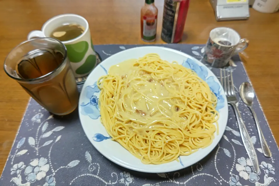 カルボナーラ、カットワカメ&フライドガーリック&乾燥スライスにんにく入りタマネギスープ、六条麦茶、練乳&カシスジャムかけ手作り牛乳プリン(昼飯)|enarinさん