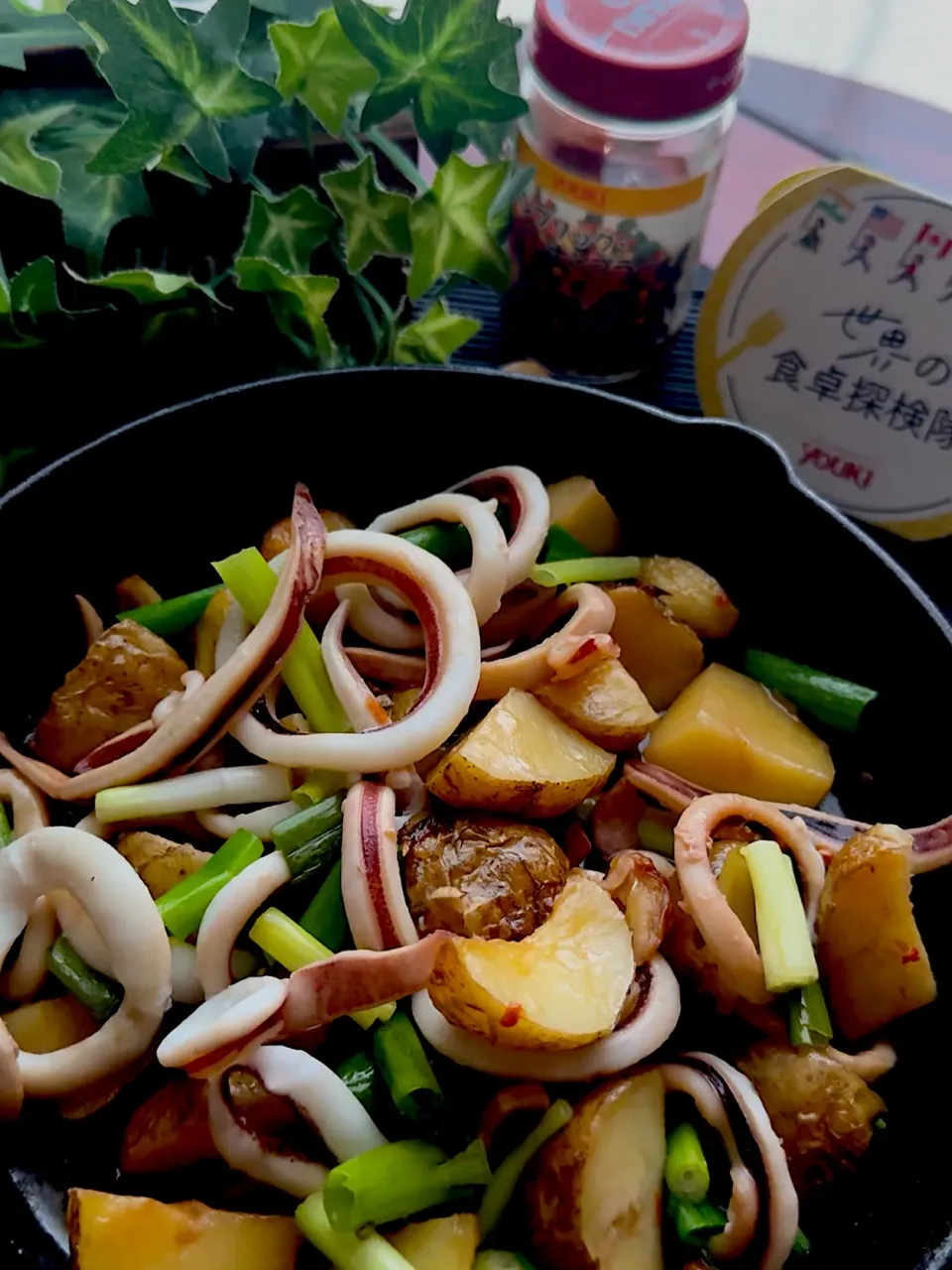 🌺🌺Foodie🌺🌺さんの料理 オハナシマンさんの料理アレンジ、イカとじゃがいものガーリックバターナンプリックナンプラー🧈|🌺🌺Foodie🌺🌺さん