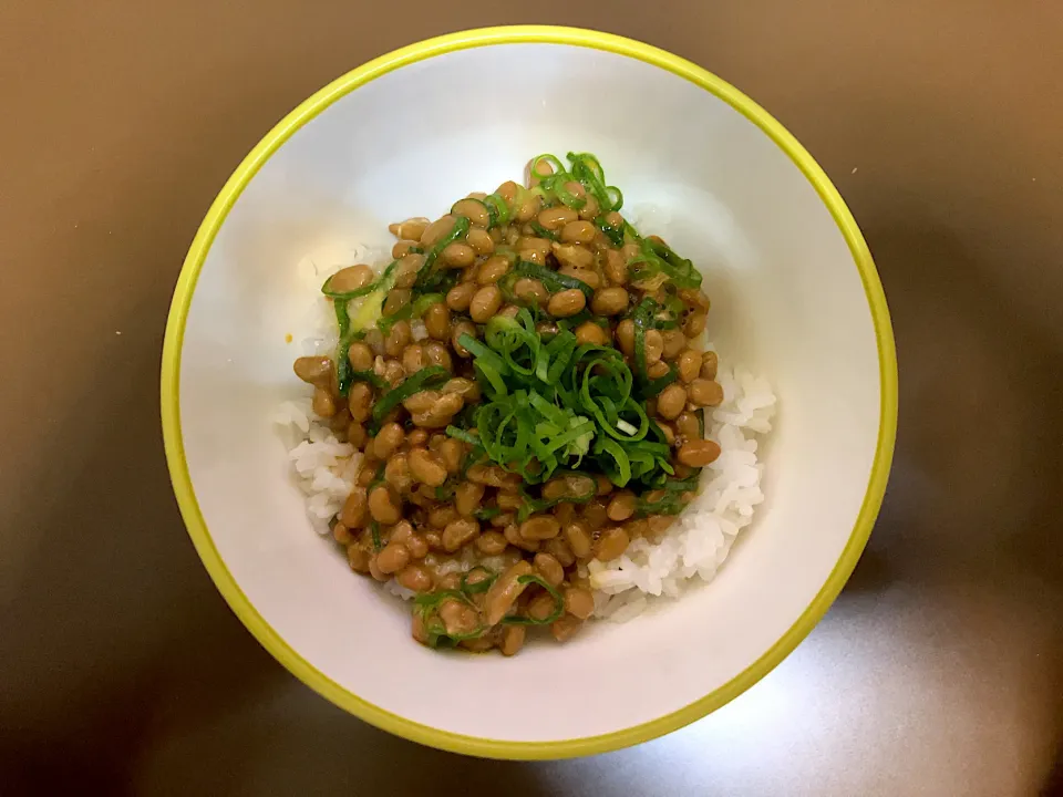 納豆ご飯(卵黄入)|ばーさんさん