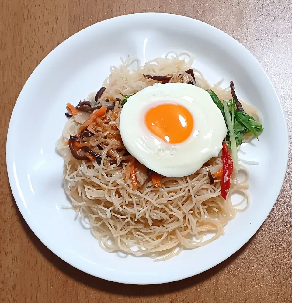 焼きビーフンに目玉をのせて|ナナさん