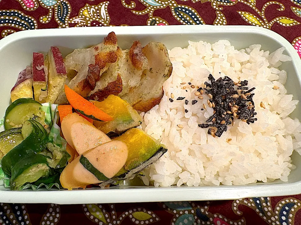 ちくわ磯辺揚げ、さつまいもと栗かぼちゃの天ぷら、にんじん紫蘇ソーセージ炒め、きゅうりナムル|おかーたまさん