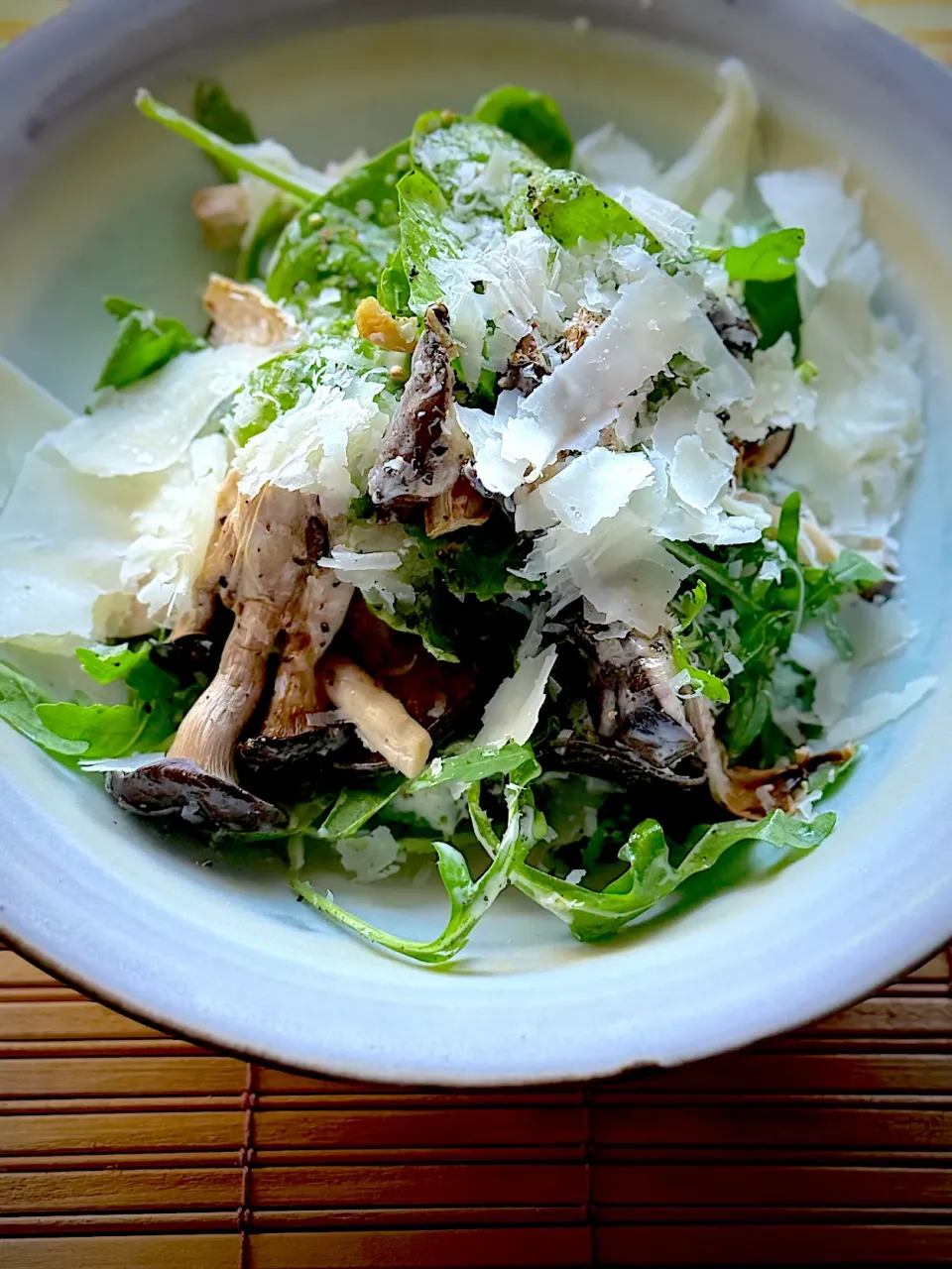 きのことスピナッチ、ルッコラのシーザーサラダ風|keisukeさん
