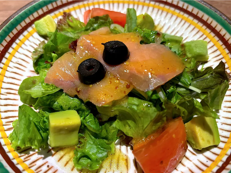 ①10月31日・［居酒屋コース🏮］・アボカドとサーモンのスモークサラダ🥗✨|山勝さん