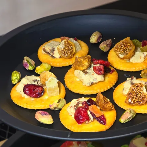 「Pairingで楽しむ♪こだわりチーズアソート」を使ってみたSnapdishの料理・レシピ写真:クリームラムレーズンとドライフルーツのクラッカー