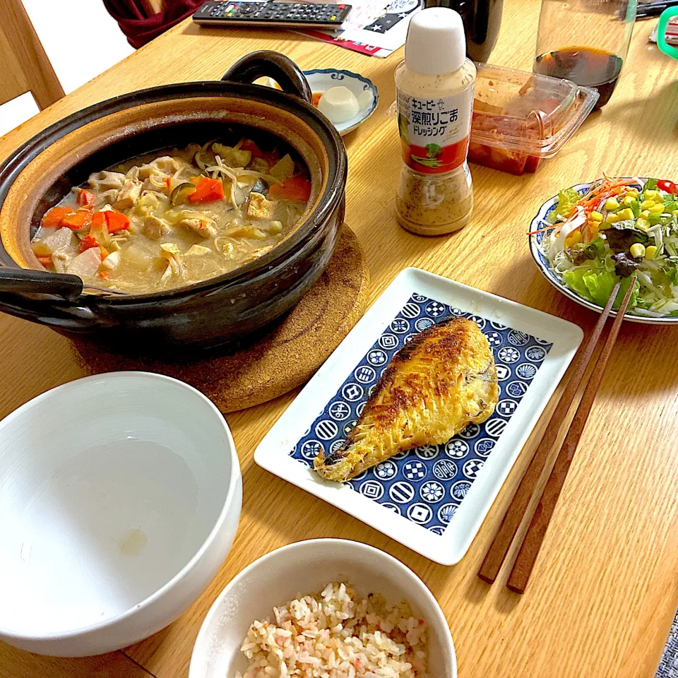 鰆の粕漬け、鶏むね肉と根菜の味噌鍋、キムチ、コーンサラダ、梅干し入り焼き飯。|くろーぶやんさん