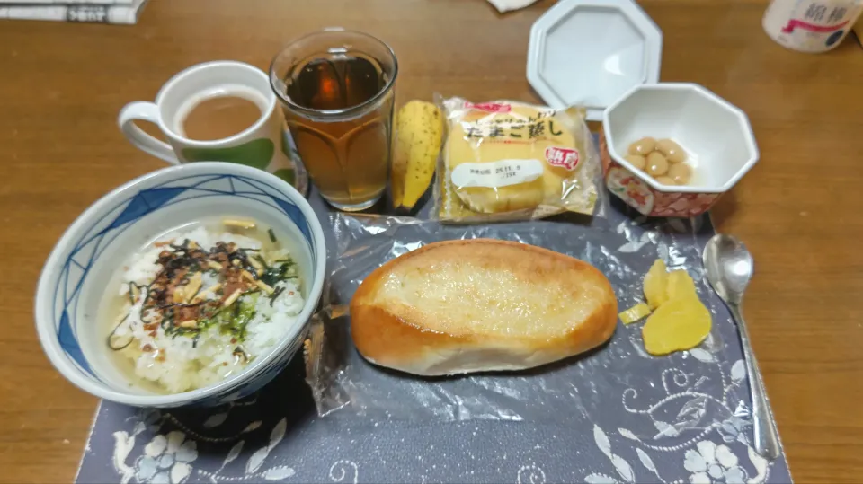 お茶漬け、オギノパンのシュガークッペ、煮豆、沢庵、ホットコーヒー、六条麦茶、バナナ(朝ご飯)|enarinさん