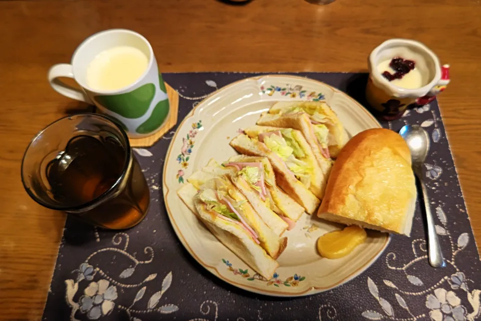 トーストサンドイッチ、オギノパンのシュガークッペ、沢庵、コーンポタージュ、六条麦茶、練乳&カシスジャムかけ手作り牛乳プリン(昼飯)|enarinさん