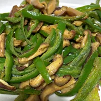 ピーマン🫑と椎茸のバター醤油炒め|さっちーさん