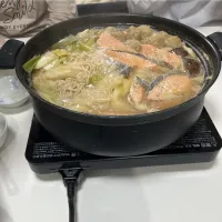 晩御飯☆鮭と野菜のみそ鍋。|Saharaさん