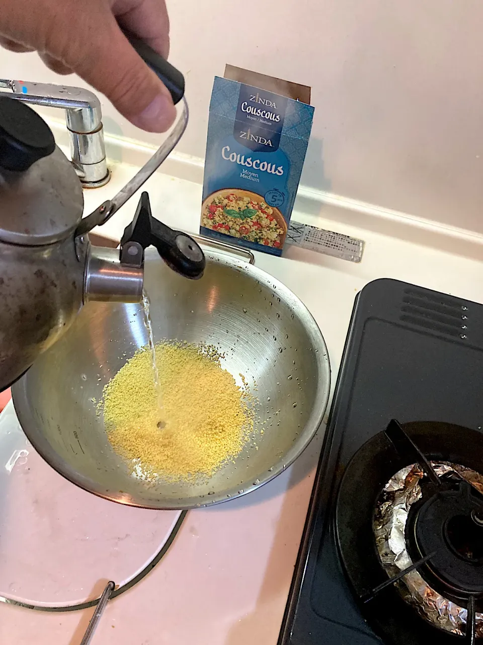 今日の晩ご飯⑦  ボウルにとったクスクスに熱湯をかけて戻します。|なびさん