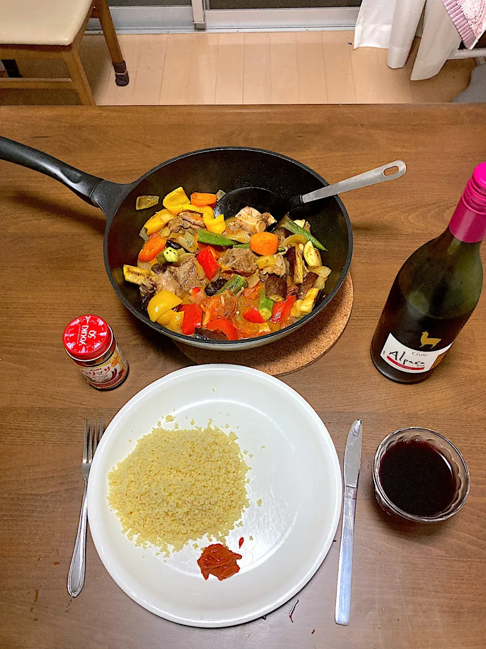 今日の晩ご飯⑧  山羊と彩り野菜のタジン＆クスクス　大皿にクスクスを盛り、ハリッサを添えて、ワインとともにいただきまーす😋＆かんぱーい|なびさん