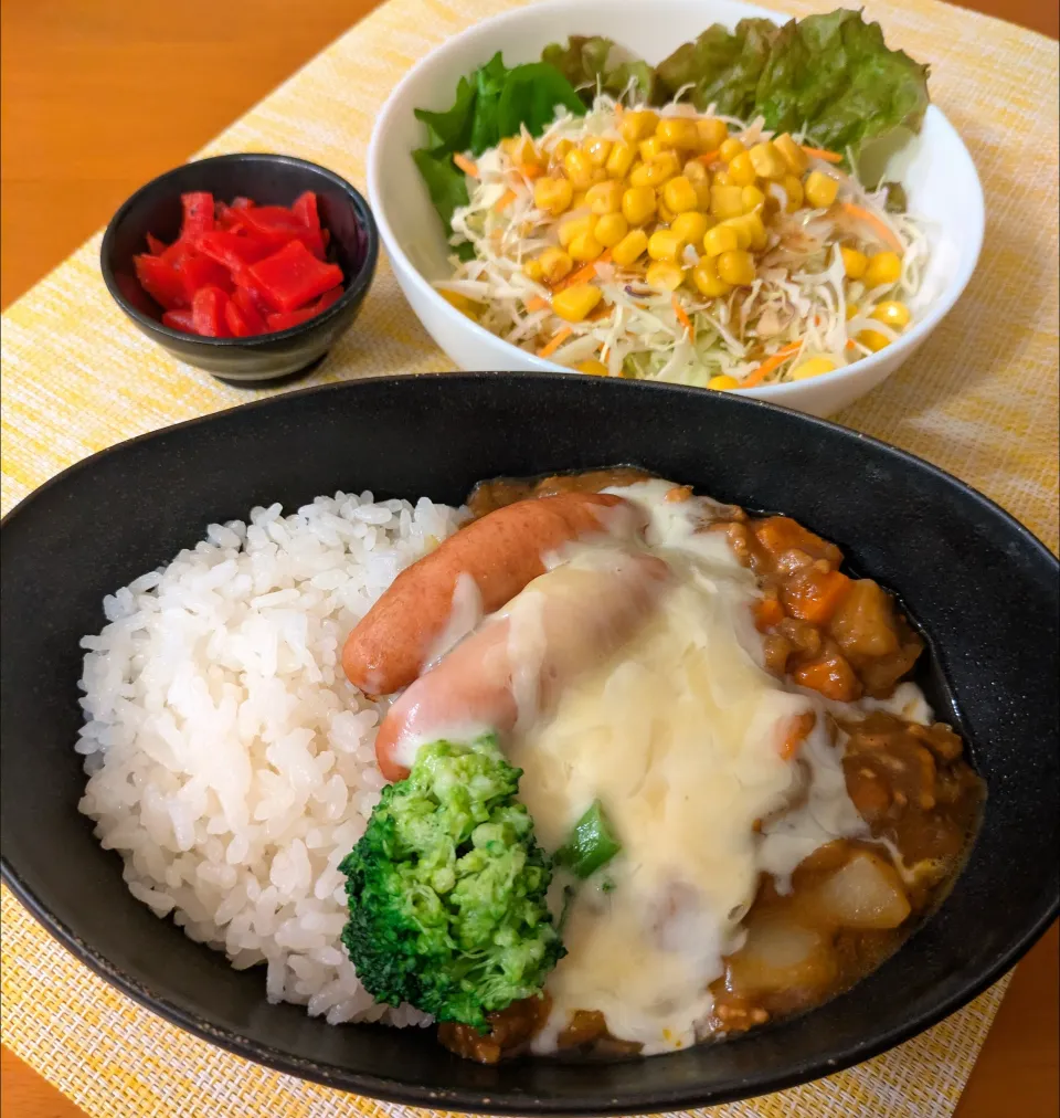 ☆ウインナー、チーズカレーライス　☆サラダ　☆福神漬|chikakoさん