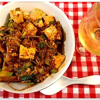 セロリとエノキの麻婆豆腐丼👀|ワイントンさん