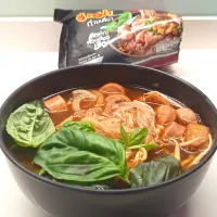 Thai boat noodles, with chicken sauce, fried tofu, fresh onion and fresh hooky basil leafs.|Jorge Bernal Márquezさん