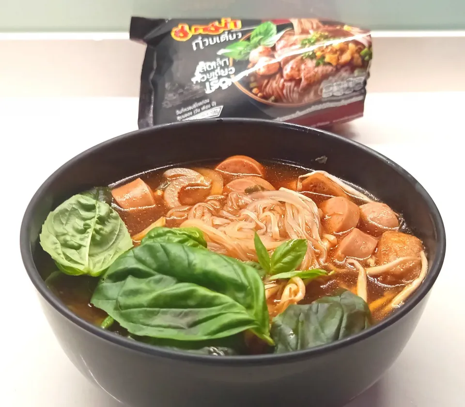 Thai boat noodles, with chicken sauce, fried tofu, fresh onion and fresh hooky basil leafs.|Jorge Bernal Márquezさん