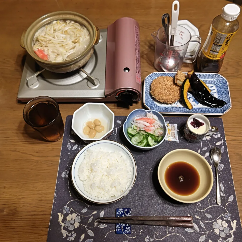 ご飯、超簡単海鮮鍋、コロッケ&メンチカツ,かぼちゃ&なすの素揚げ、酢の物、煮豆、六条麦茶、練乳&カシスジャムかけ手作り牛乳プリン(夕飯)|enarinさん