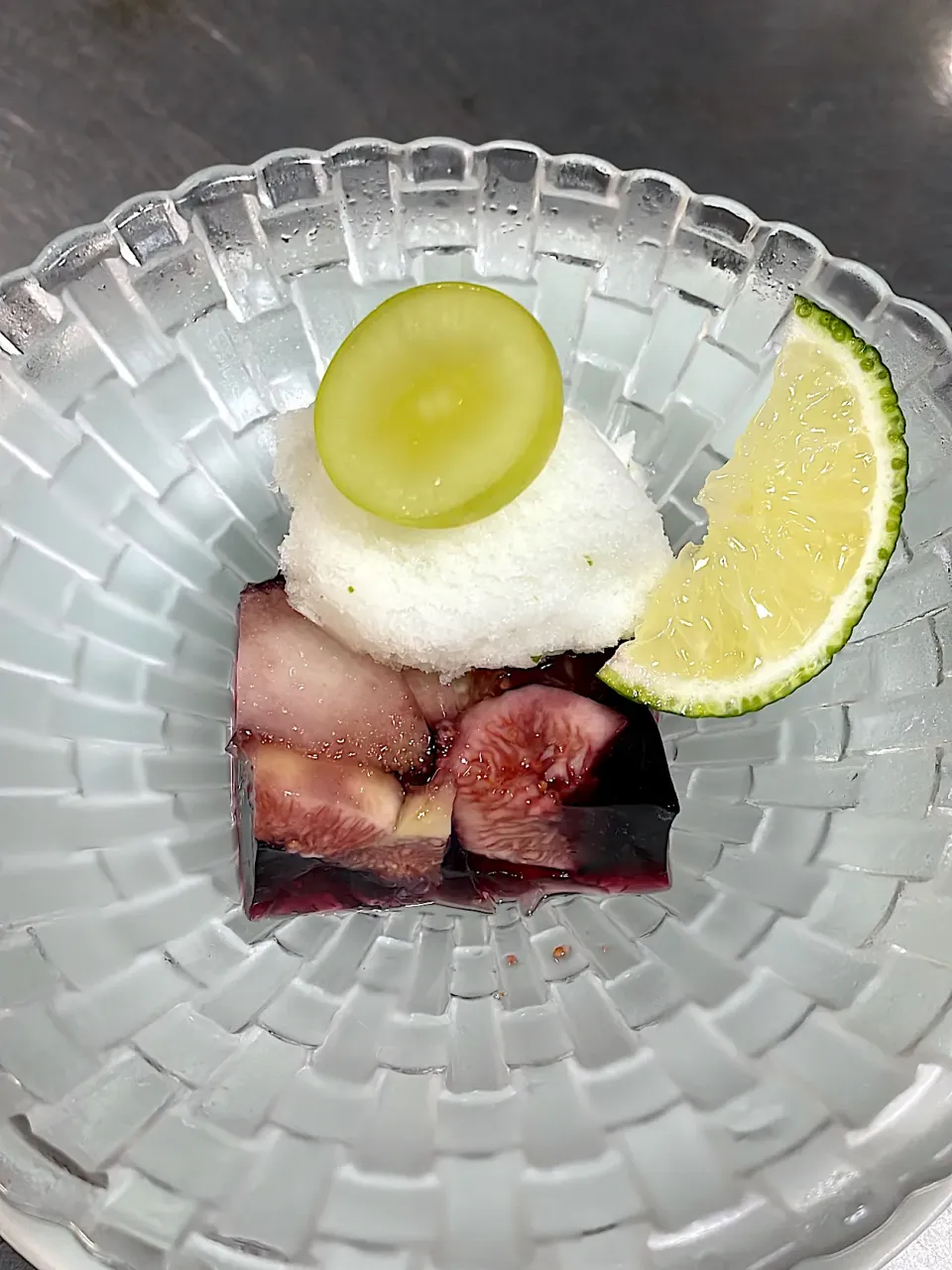 いちぢく、梨、巨峰を使った赤ワインのゼリー寄せと、宮崎の平兵衛酢(日向市)を使ったシャーベットと一緒に。お好みで果汁を絞って。|hotsusan30さん