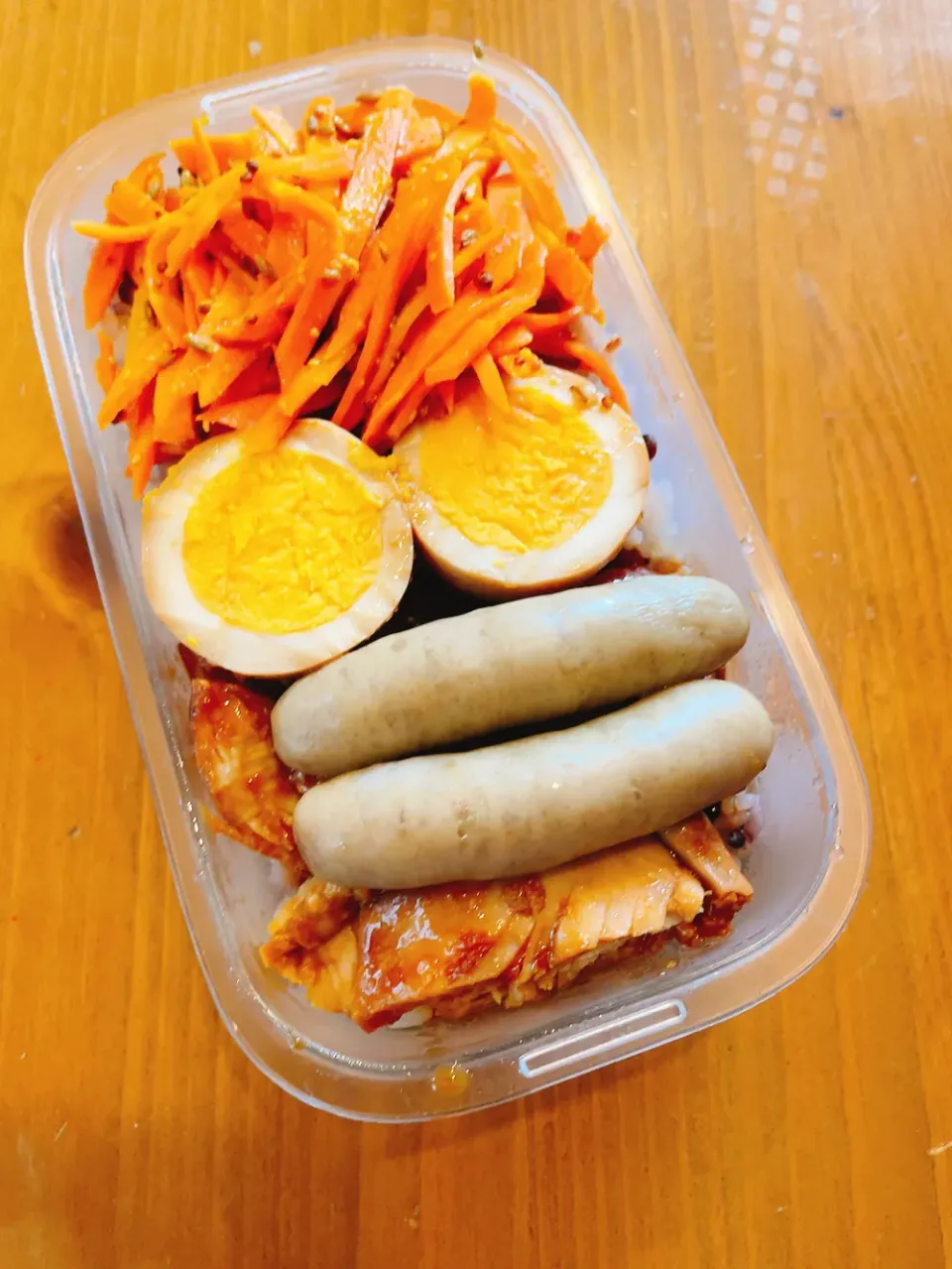 今日のお弁当　人参ラペ　煮卵　ソーセージ　鶏むね肉|ウイフォさん