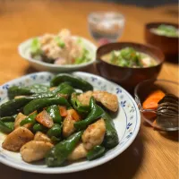 11/4の夕食　鶏とししとうの炒め物と豚汁|yoneさん