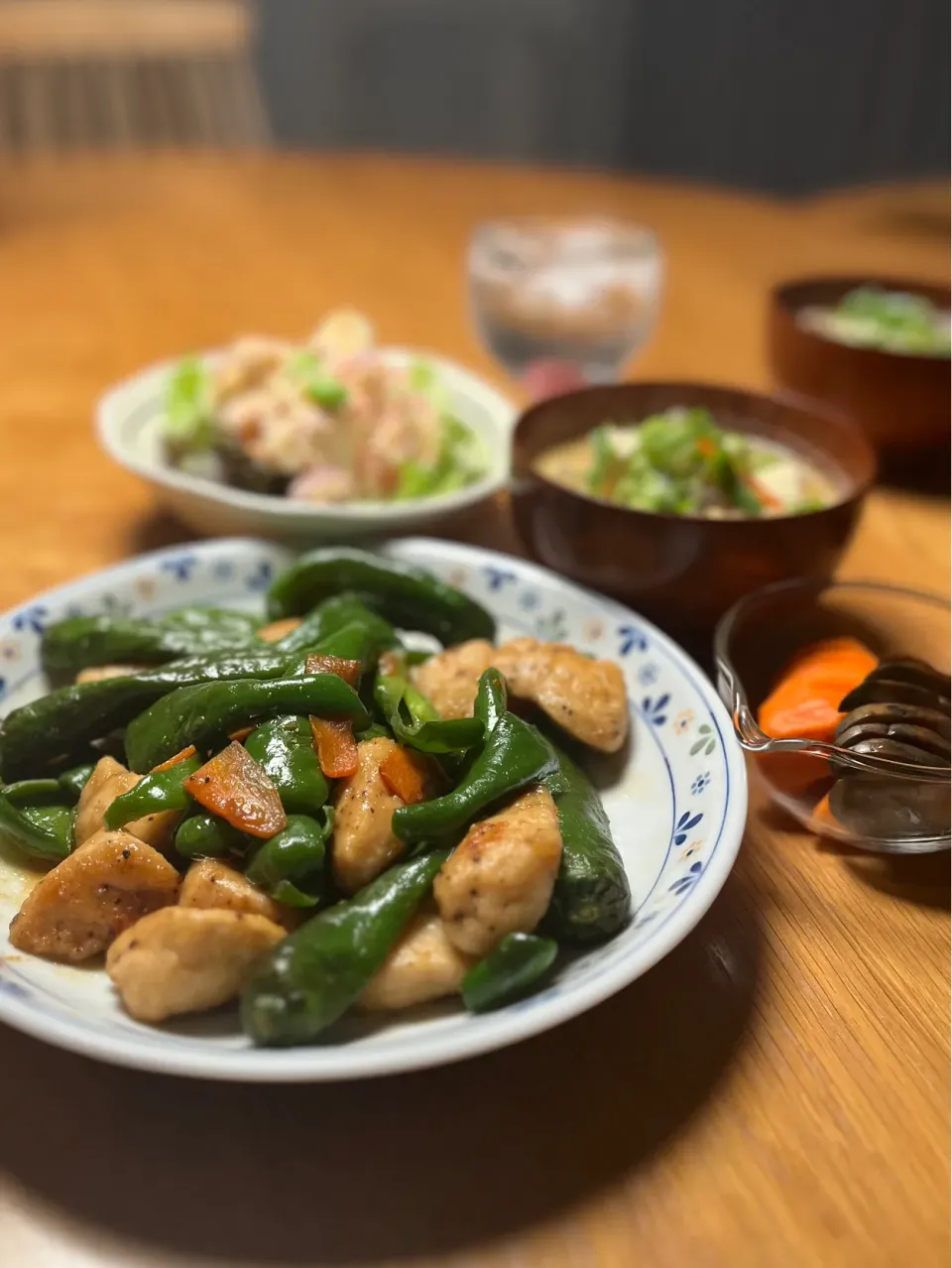 11/4の夕食　鶏とししとうの炒め物と豚汁|yoneさん