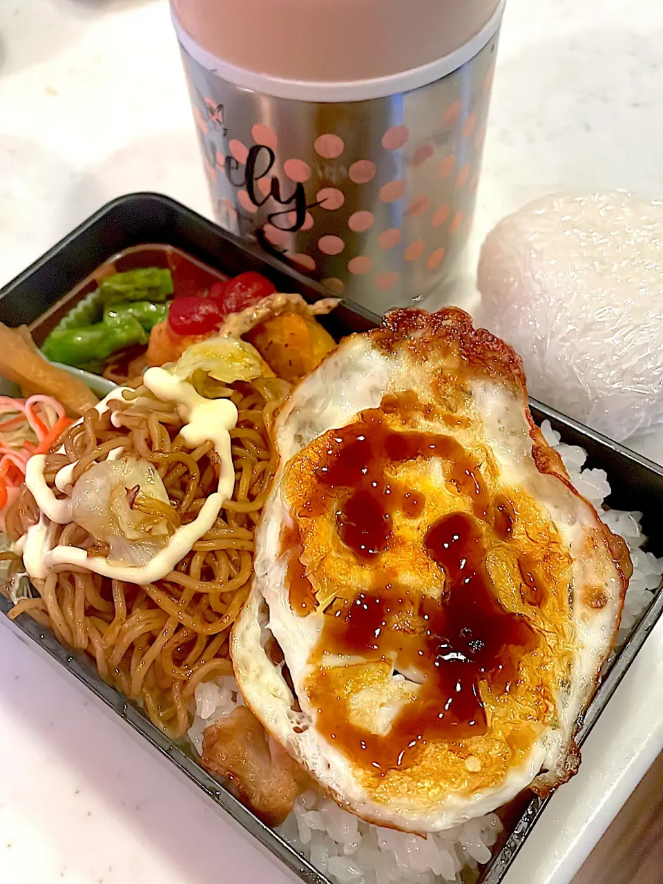 おっさん弁当　アスパラベーコン　たくあん　サラダ　ナゲット　焼きそば　スープ　おにぎり|ひげおやじさん