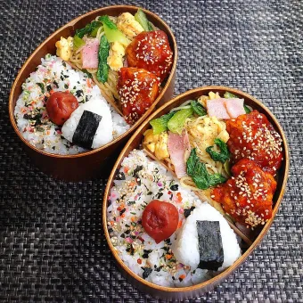 Snapdishの人気料理写真:母とムスコのラブラブおソロ♪塩焼きそばはおかずです！弁当