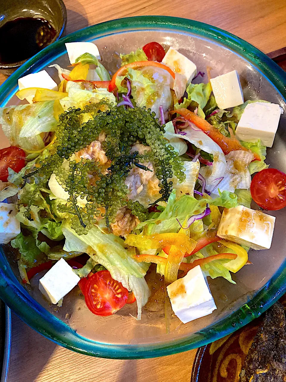那覇での晩御飯1️⃣島豆腐と海葡萄のさっぱりサラダ🥗スチームダイニングしまぶた屋|さくたえさん