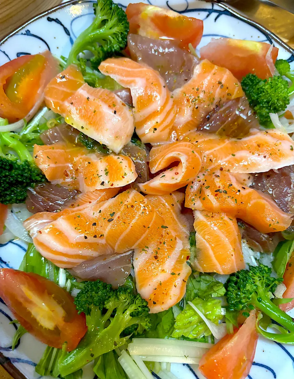 トラウトサーモン、マグロづけのカルパッチョサラダ🥗 ͛.*|てるみさん