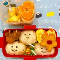 遠足お弁当　おいなりさんと、どんぐりを作りました。⭐︎の場所がなくて卵焼きとおいなりの上にON😅　#お弁当|みなみさん