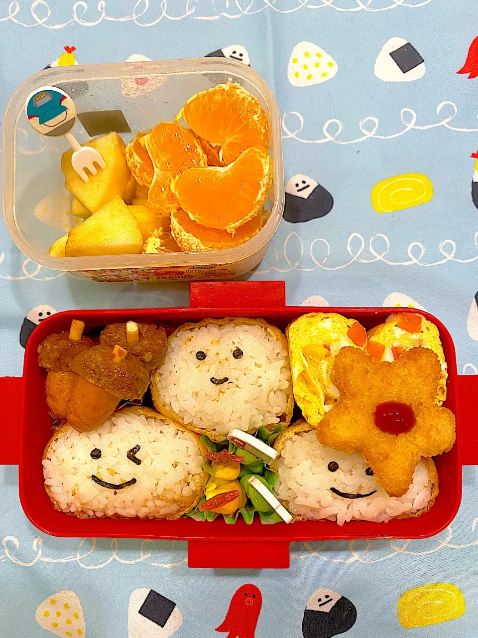 遠足お弁当　おいなりさんと、どんぐりを作りました。⭐︎の場所がなくて卵焼きとおいなりの上にON😅　#お弁当|みなみさん