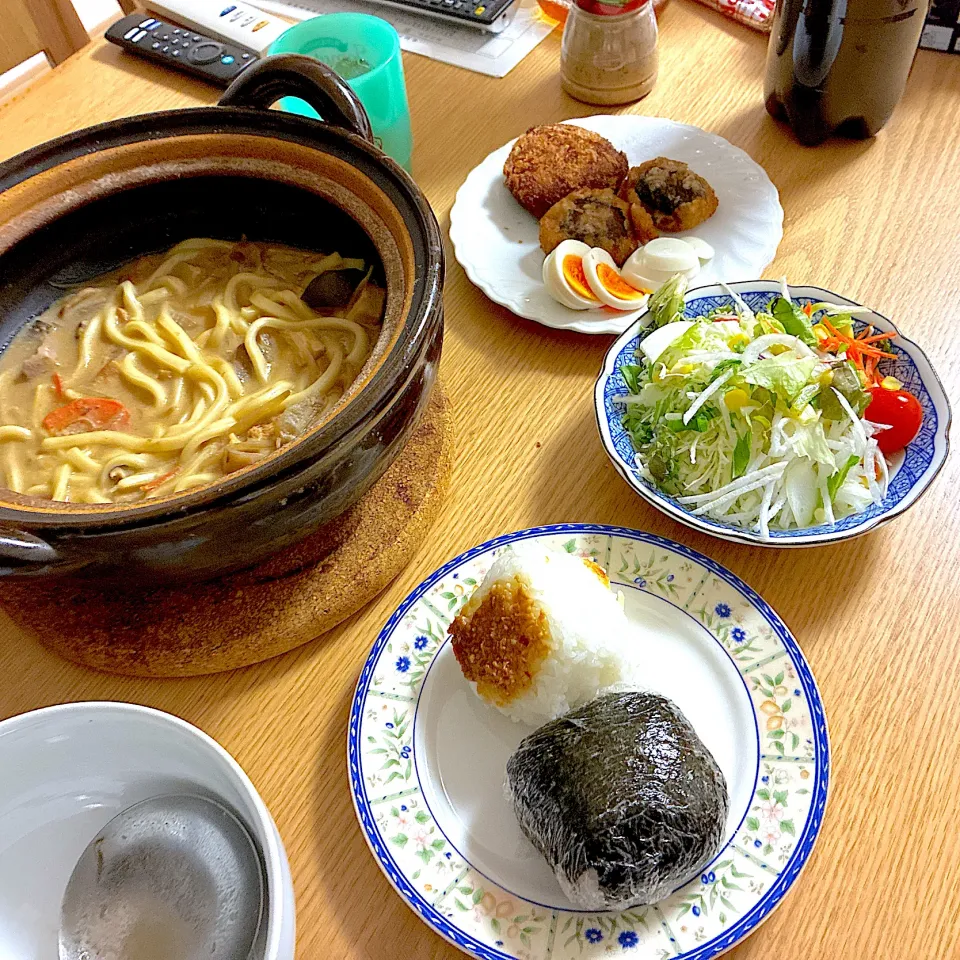 うどんすき、味噌にぎり、ほぐし鮭のおにぎり、グリーンサラダ、ゆで玉子、しいたけフライ、メンチカツ。|くろーぶやんさん