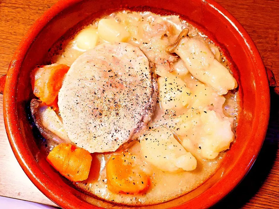 栃木和牛のシチュー残り物をハンバーグでカスエラ煮込み料理〜🧑‍🍳|quita (喜田)さん