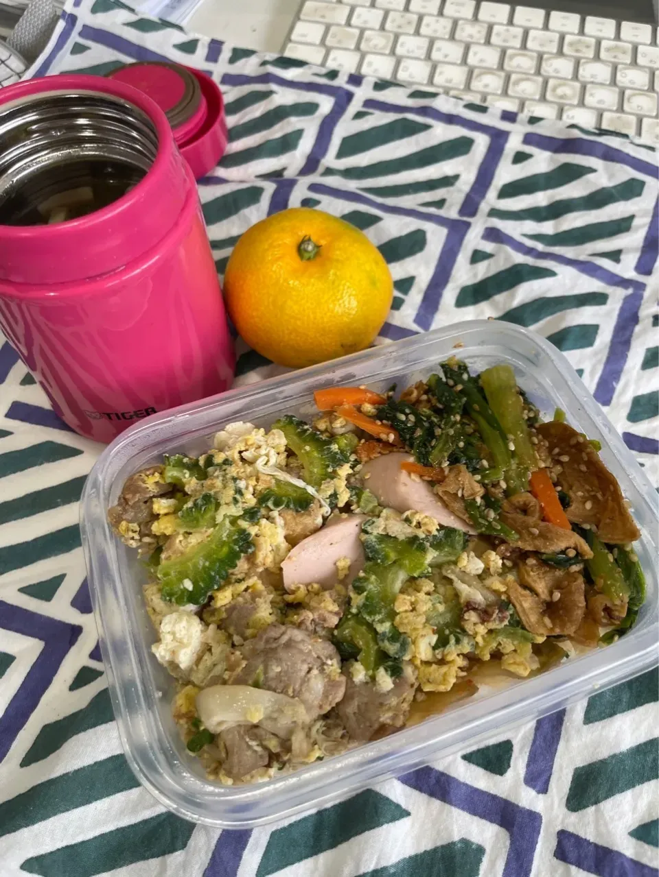 豚肉ゴーヤチャンプル、小松菜とにんじんのナムル、ご飯、味噌汁、みかん|pandavさん