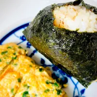おにぎり（梅にんにくおかか）と卵焼き|ご飯はん♪さん