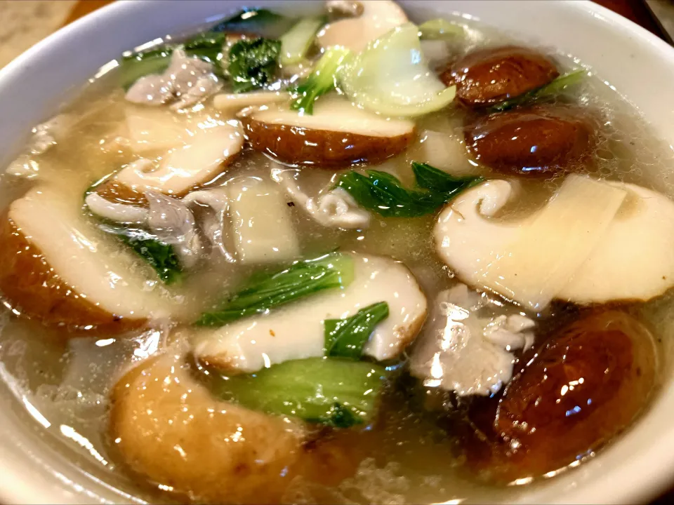 【塩味スープは裏メニュー】 【1997年創業】 
中国料理 華吉 
椎茸うま煮そば (香菇麺、塩味) 
＠中野坂上1分 
(JR新宿駅から徒歩23分)
25297
〈醤142塩47噌󠄀22タ10昆9出15
F16冷27混4つ3焼1ポ1〉|大脇さん