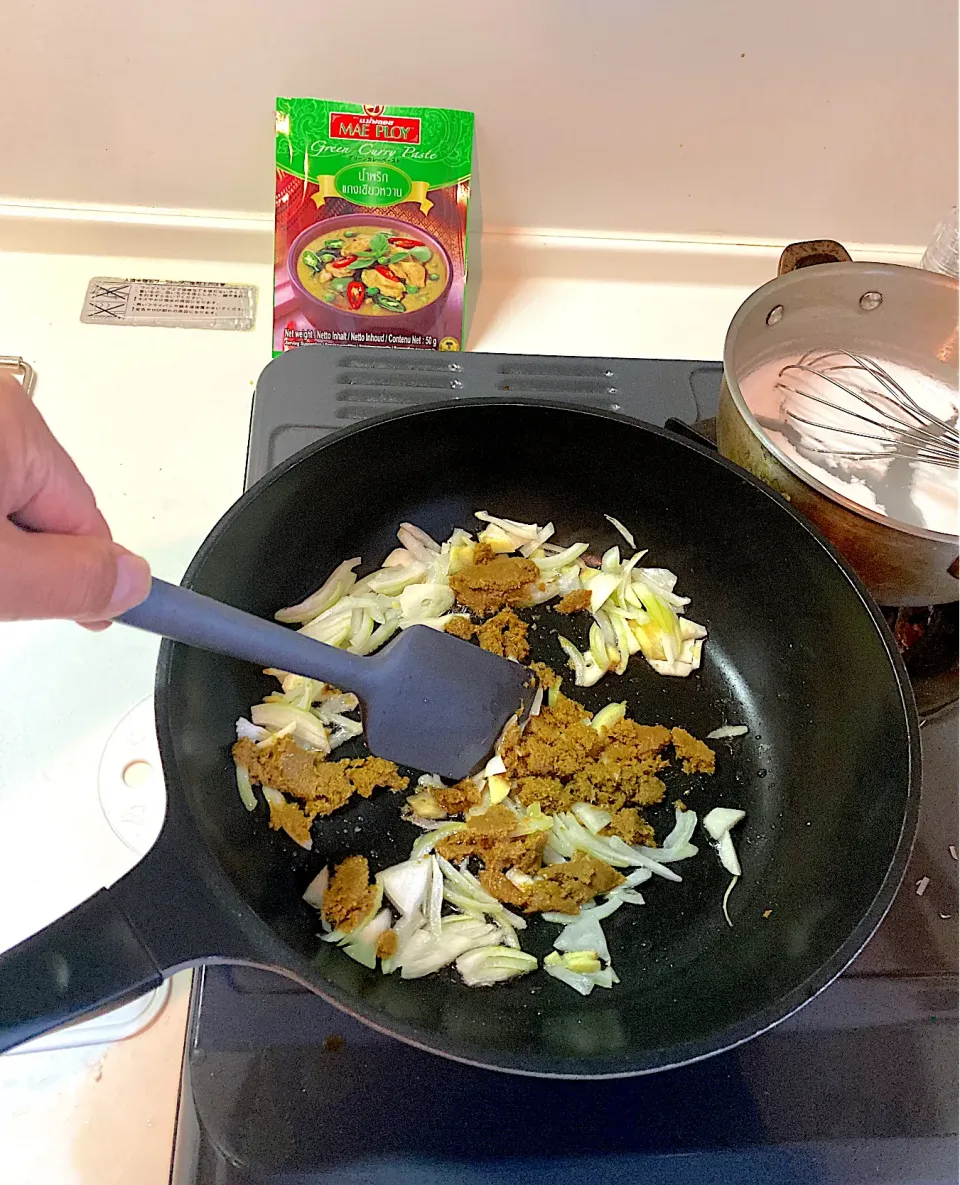 今日の晩ご飯④  刻んだ玉ねぎ、ニンニク、生姜、🇹🇭グリーンカレーペーストをフライパンで香りが立ってくるまで炒めます|なびさん