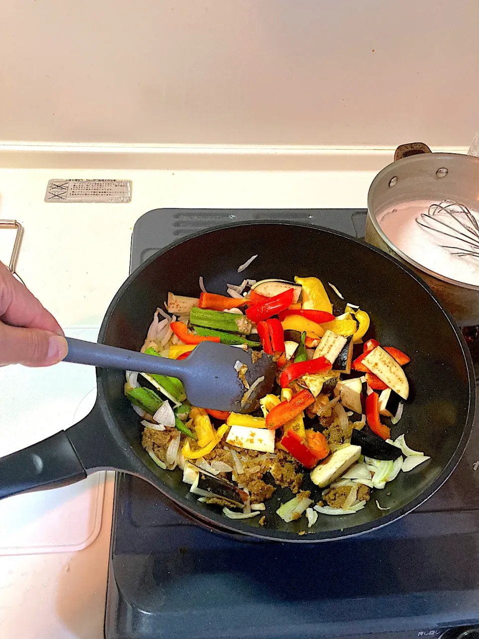 今日の晩ご飯⑤  赤パプリカ、黄パプリカ、茄子、オクラをフライパンに投入し、さらに炒めます|なびさん