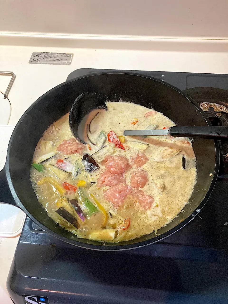 今日の晩ご飯⑥  フライパンにココナッツクリームとつくねを投入し、つくねに火が通るまで煮込みます|なびさん