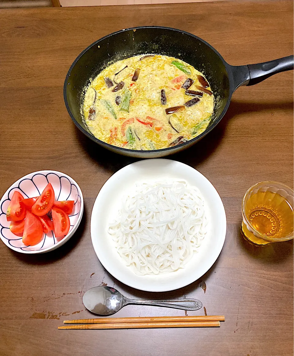 今日の晩ご飯⑧  🇹🇭風つくねと彩り野菜のココナッツカレーフォー　テーブルでフォーの入った丼にカレーをかけて、いただきまーす😋|なびさん