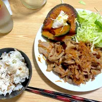 夕飯。昨日と一緒じゃん。ちゃうねん。今日は、たっぷり生姜焼きじゃ。|ぽんぽこまめだ。さん