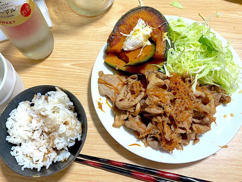 夕飯。昨日と一緒じゃん。ちゃうねん。今日は、たっぷり生姜焼きじゃ。|ぽんぽこまめだ。さん