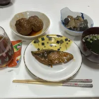 作り置きで晩御飯☆煮込みハンバーグ☆ぶり照り☆揚げなすの煮浸し☆わかめスープ|Saharaさん